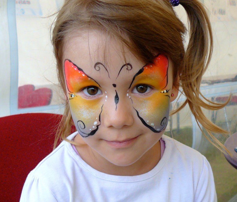 Narancssárga pillangó – Arcfestés – Vári Juliánna munkája