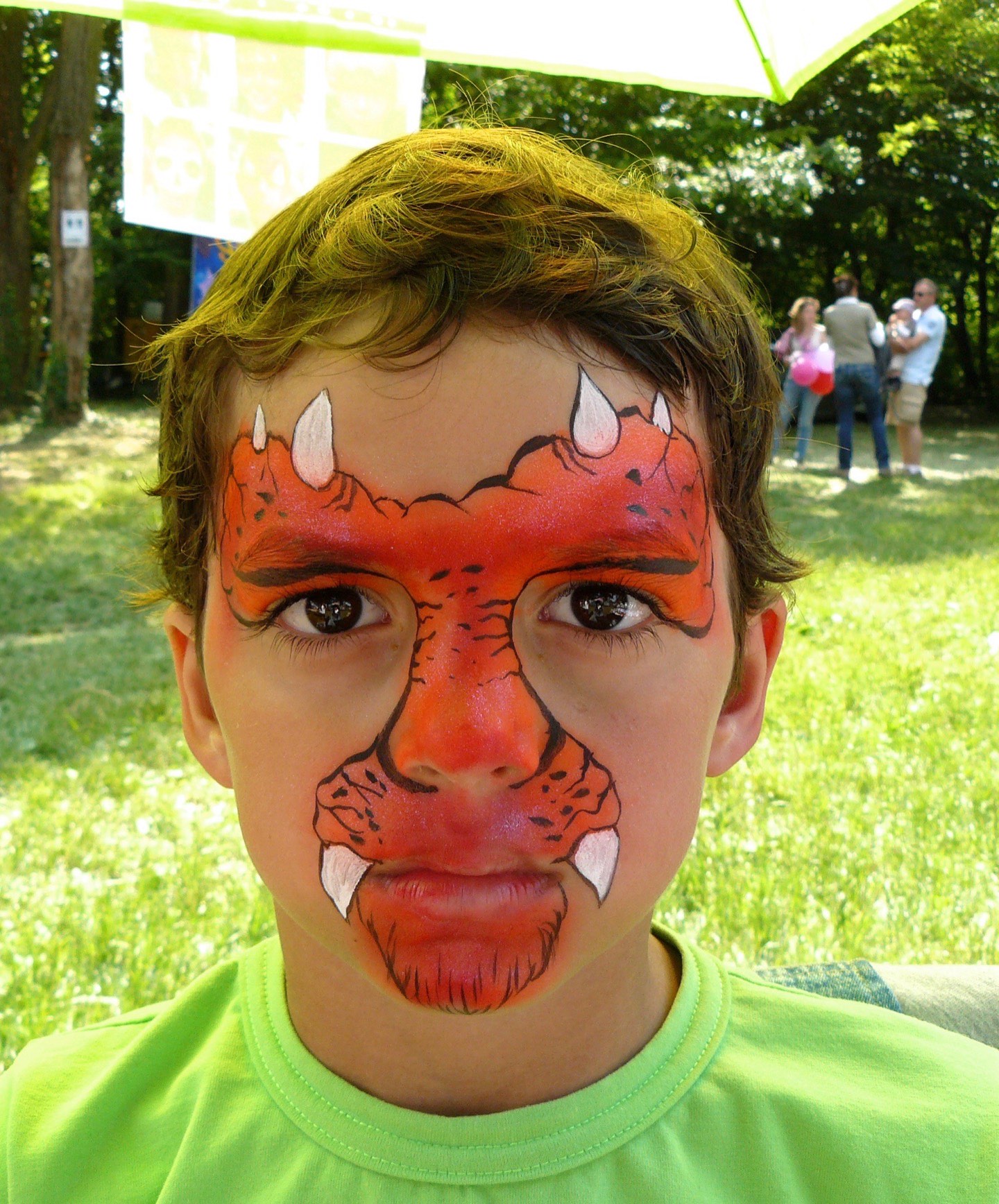 Kislány arca UV neon festékkel készült, sötétben világító mintával